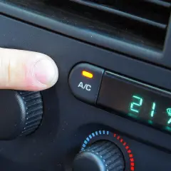 Jak używać klimatyzacji w aucie? Poradnik, błędy i oszczędność
