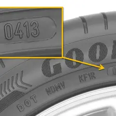 Zbliżenie na oznaczenie DOT na oponie Goodyear, pokazujące datę produkcji 0413.