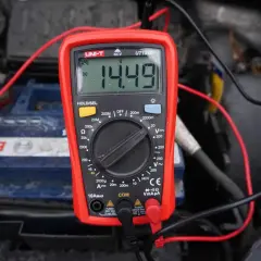 Ile prądu daje alternator? Sprawdź typowe wartości (70-250A)