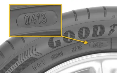 Zbliżenie na oznaczenie DOT na oponie Goodyear, pokazujące datę produkcji 0413.