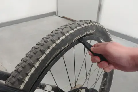 Wymiana opony w rowerze: Poradnik krok po kroku dla każdego