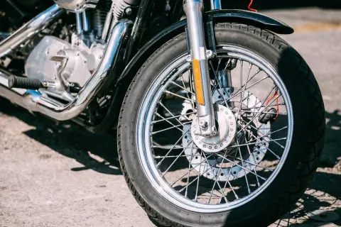 Prawidłowe ciśnienie w oponach motocykla: Jak sprawdzić?