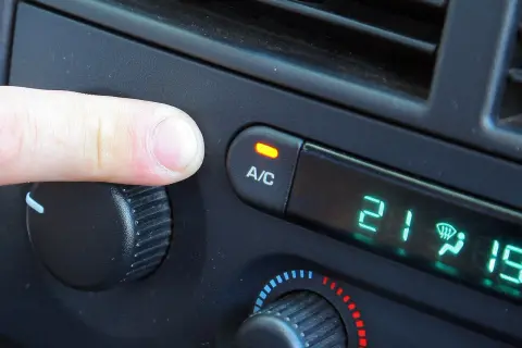 Jak używać klimatyzacji w aucie? Poradnik, błędy i oszczędność