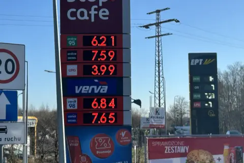 Tablica z cenami paliw na stacji benzynowej: benzyna 95, diesel, LPG, Verva 98, Verva Diesel.