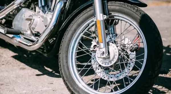 Prawidłowe ciśnienie w oponach motocykla: Jak sprawdzić?