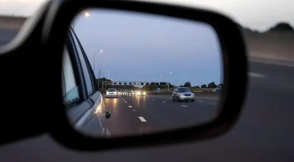 Jak ustawić lusterka w aucie? Praktyczny poradnik dla kierowców