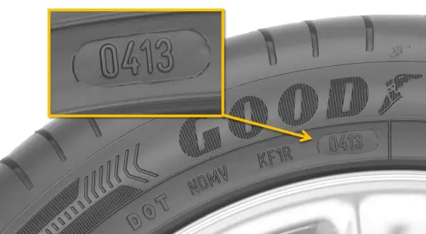 Zbliżenie na oznaczenie DOT na oponie Goodyear, pokazujące datę produkcji 0413.
