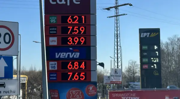 Tablica z cenami paliw na stacji benzynowej: benzyna 95, diesel, LPG, Verva 98, Verva Diesel.