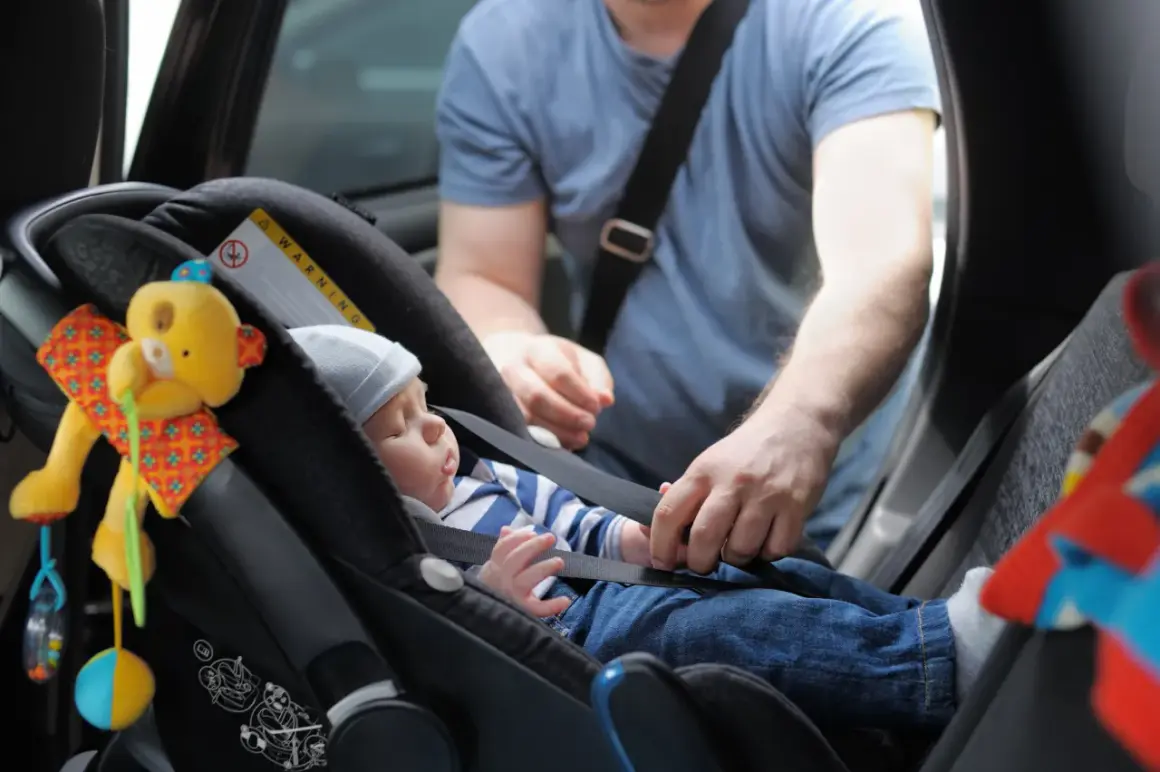 Bezpieczny fotelik dla niemowlaka: Jak przewozić dziecko? Poradnik krok po kroku