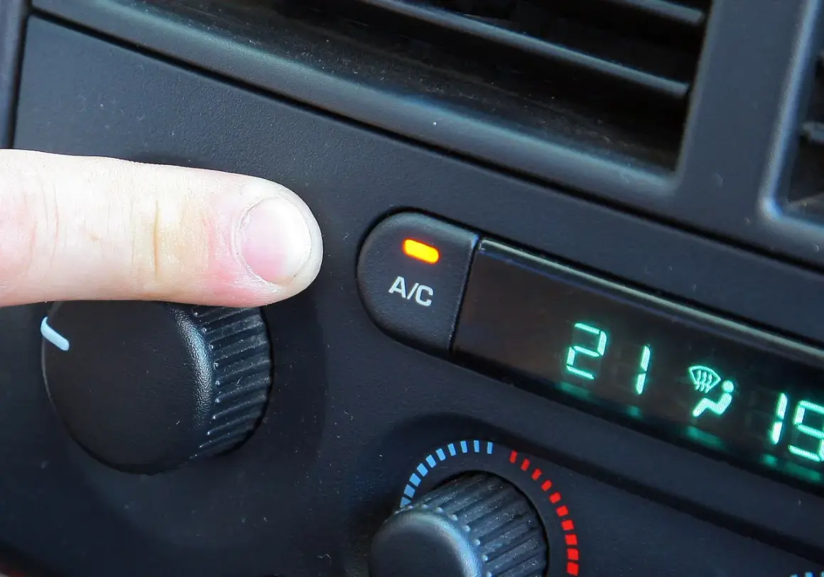 Jak używać klimatyzacji w aucie? Poradnik, błędy i oszczędność