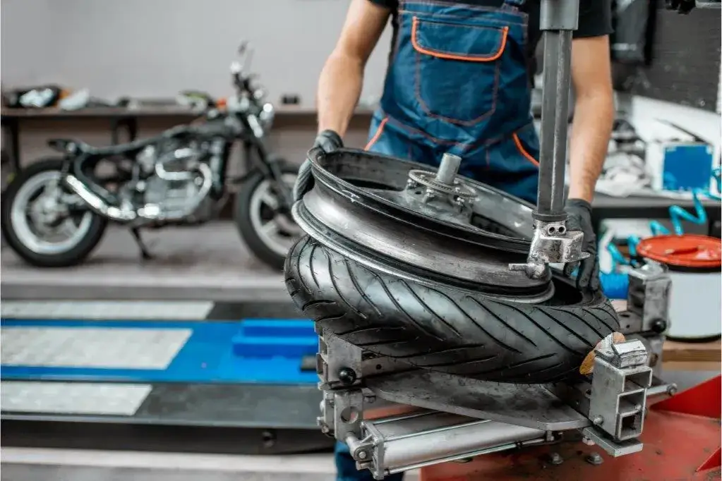 mechanik wymieniający opony motocyklowe