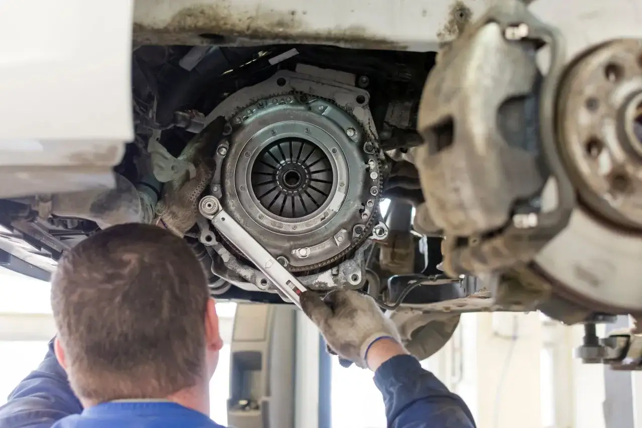 wymiana sprzęgła w samochodzie mechanik