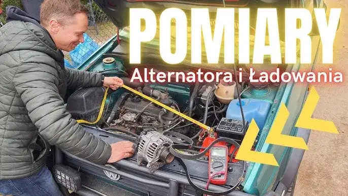 Mechanik samochodowy sprawdza alternator śrubokrętem