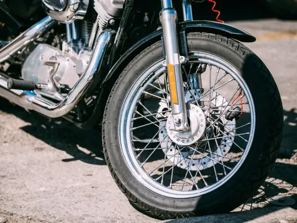 Prawidłowe ciśnienie w oponach motocykla: Jak sprawdzić?