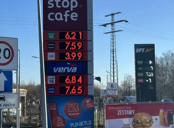 Tablica z cenami paliw na stacji benzynowej: benzyna 95, diesel, LPG, Verva 98, Verva Diesel.